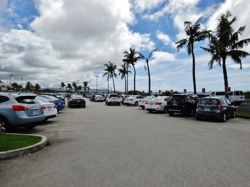 グアム空港の駐車場