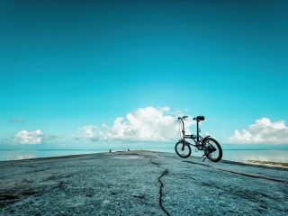 沖縄の海と自転車