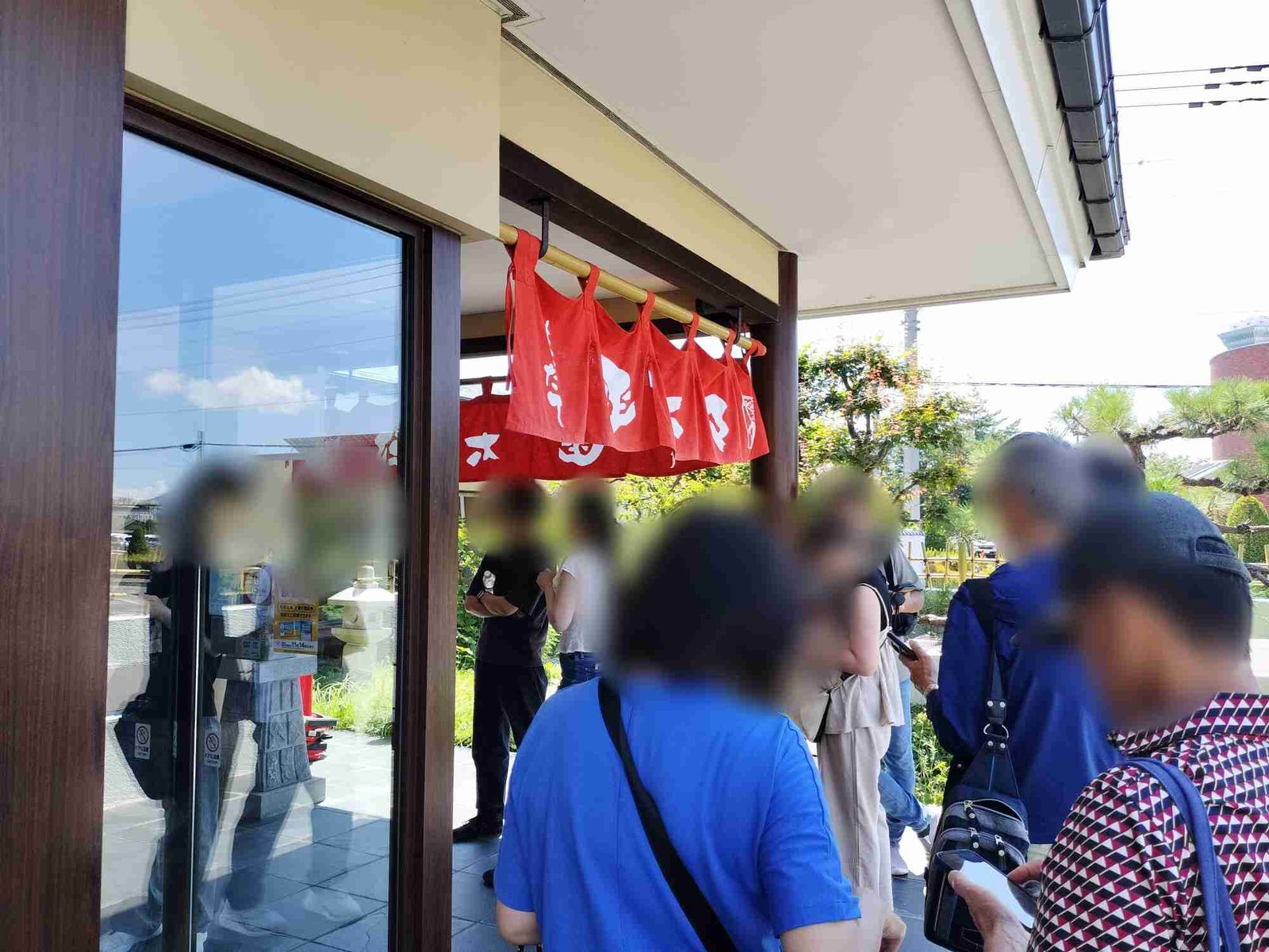 函太郎五稜郭公園店の開店前に並ぶ人の列