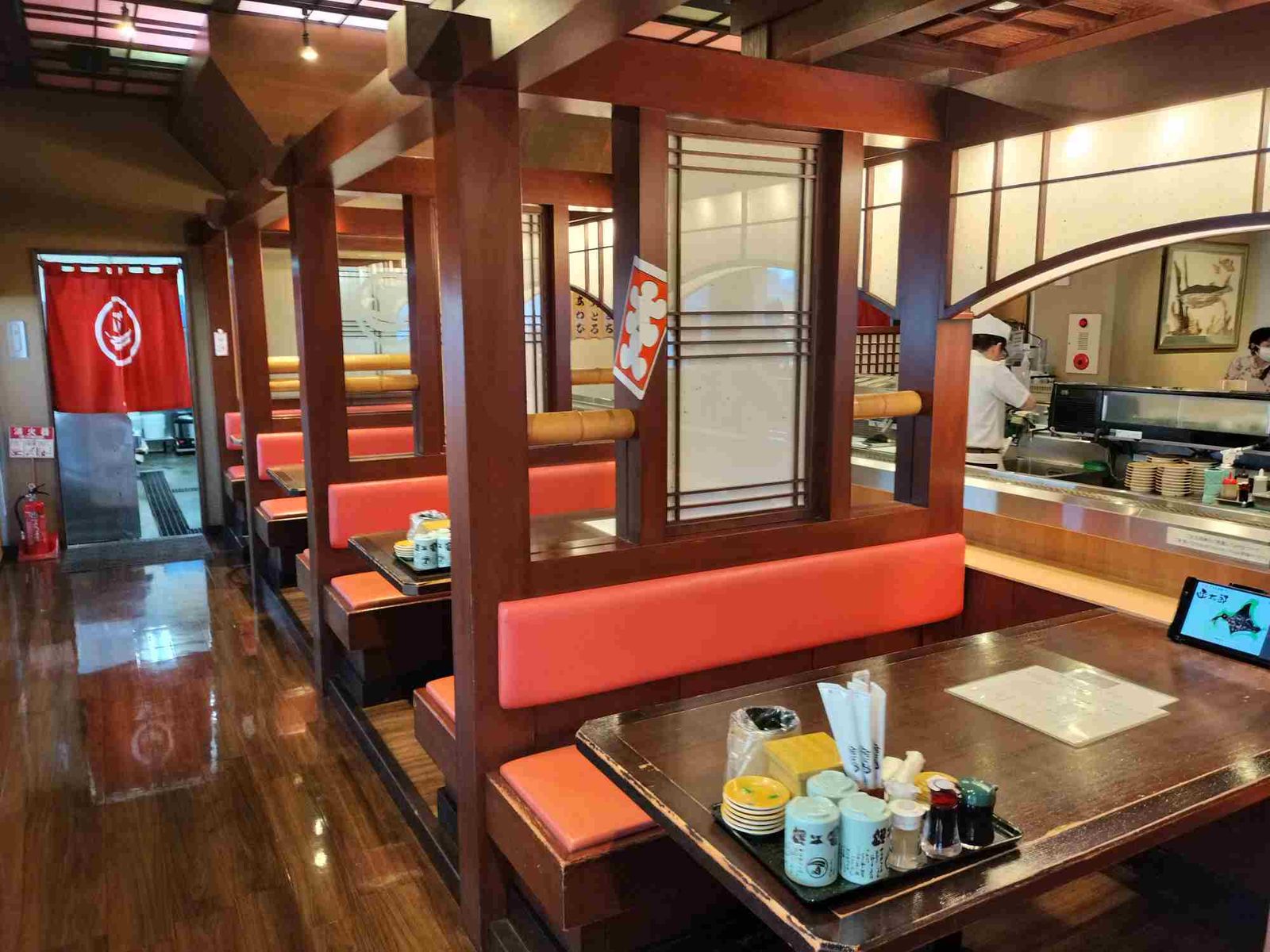 函太郎五稜郭公園店の店内席とカウンター
